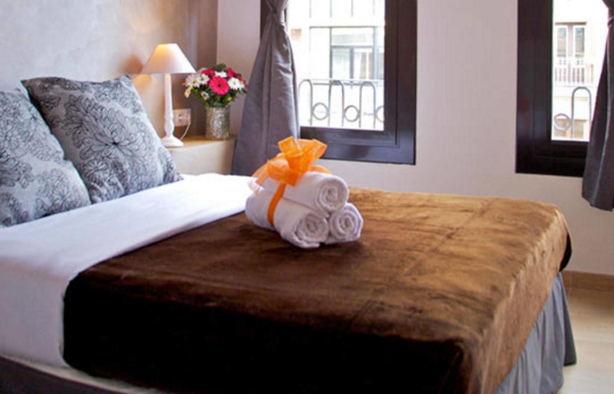 Hostal Agua Alegre Барселона Экстерьер фото