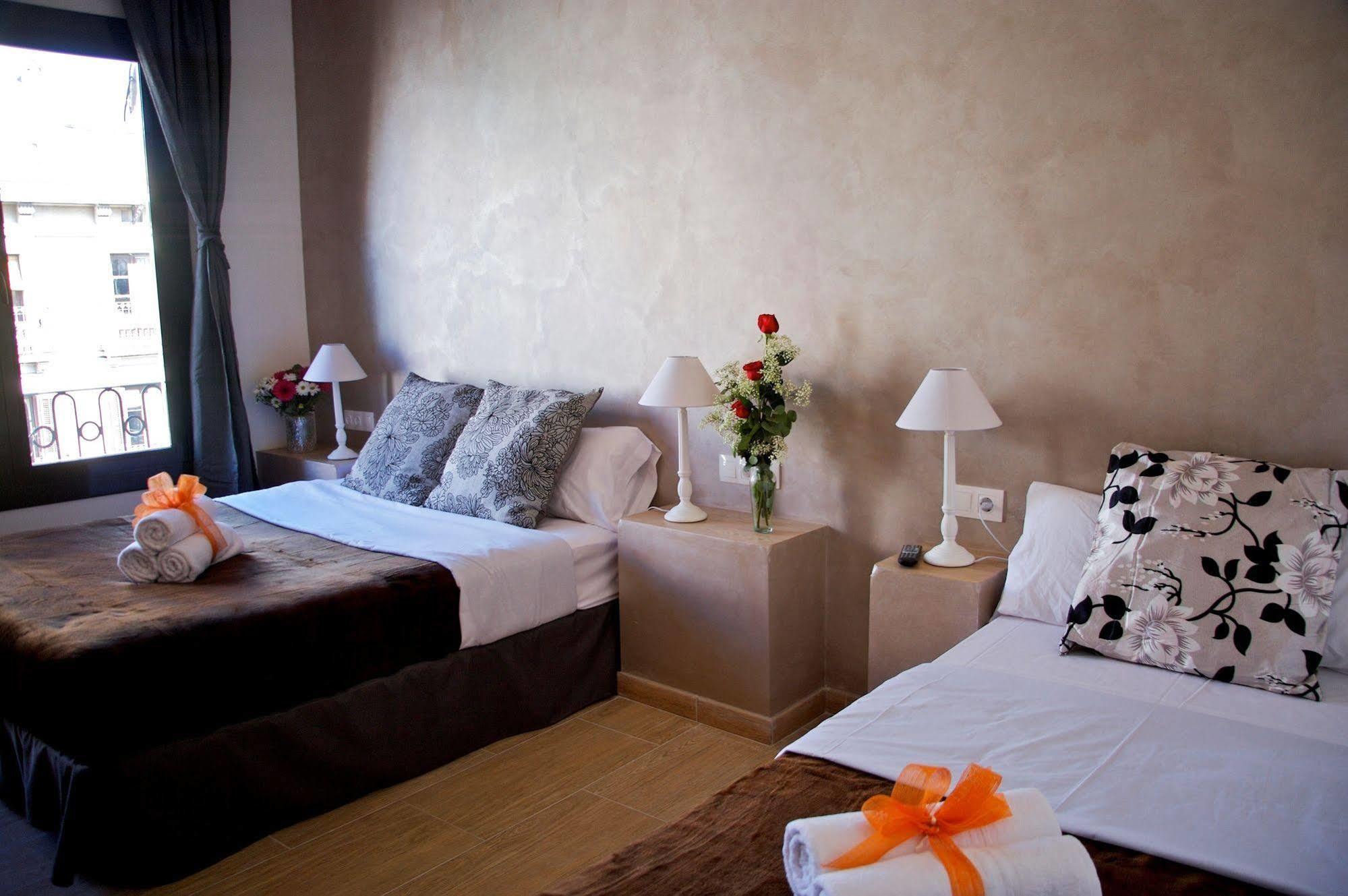 Hostal Agua Alegre Барселона Экстерьер фото