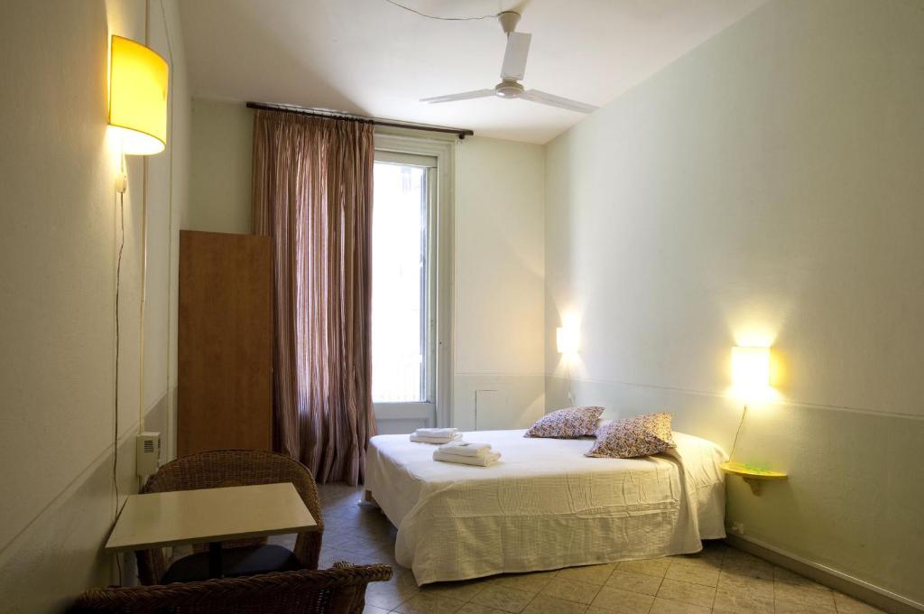 Hostal Agua Alegre Барселона Экстерьер фото